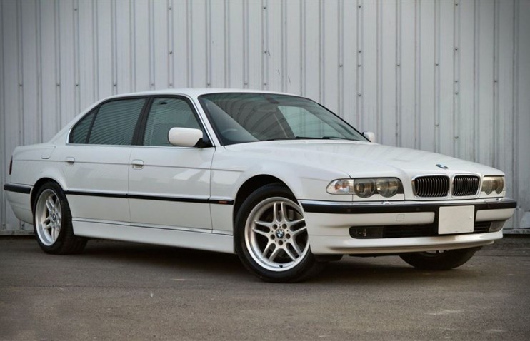 დაივიწყეთ ახალი BMW 7 Series-ი - ეს 1999 წლის 750iL-ი V12-იანი შედევრია