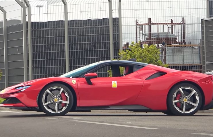 რა ესაქმება Ferrari SF90 Stradale-ს Lamborghini-ის ქარხანაში?