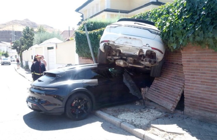 Porsche Taycan-მა Porsche Macan-ი კედელს შეაჯახა