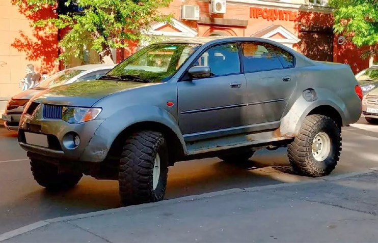 Mitsubishi Triton-ის და Subaru Legacy-ის ნაერთი უცნაური SUV-ია