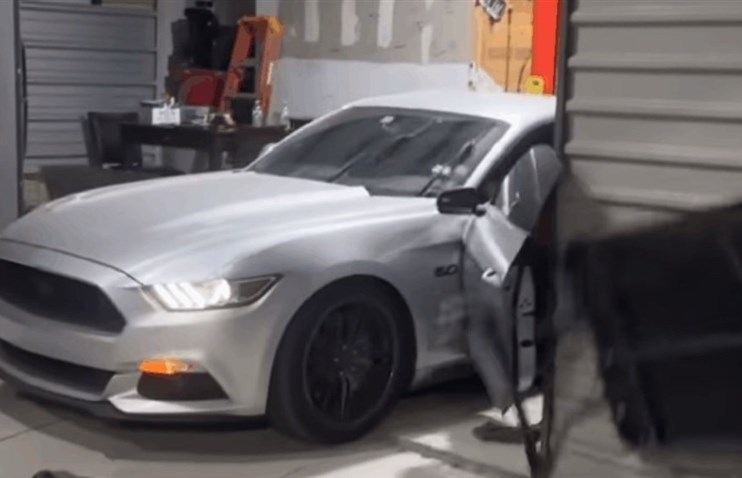 Ford Mustang-ის მძღოლს კარი ღია დარჩა და კედელს შეაჯახა