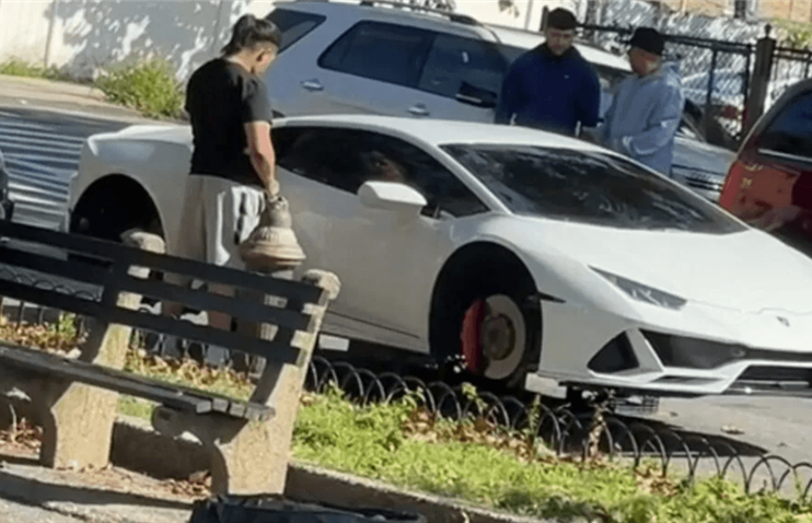 ბრონქსში Lamborghini Huracan-ს ბორბლები მოხსნეს და რძის ყუთები შეუყუდეს