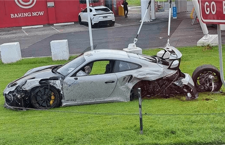 911 GT2 RS-ი, დაუფიქრებელი მანევრის შემდეგ, სატვირთოს შეეჯახა