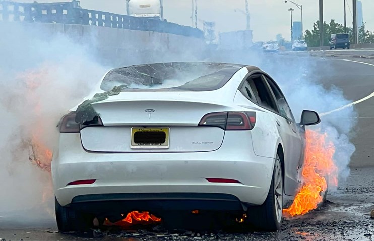 Tesla Model 3 დამუხტვისას იწვის, თუმცა ბატარეის ბრალი არაა