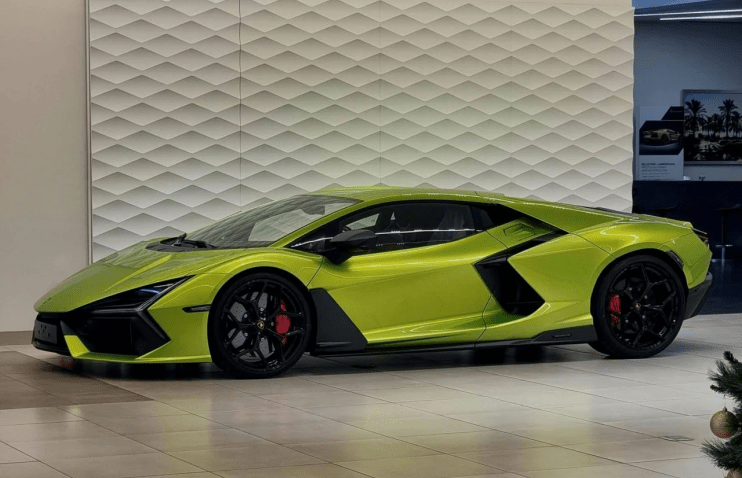 ახალი Lamborghini Revuelto მფლობელისაკენ მიმავალ გზაზე დაიმტრვა